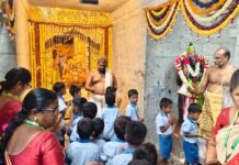 ஸ்ரீபொன்வரதராஜ பெருமாள் கோவில் சிலைகளை சுற்றிப்பார்த்து ரசித்த பள்ளி மாணவ மாணவியர்கள்