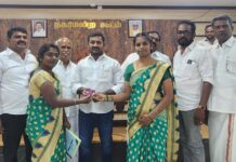 குமாரபாளையம் நகராட்சி அலுவலகத்தில் மகளிர் சுய உதவிக் குழுவினருக்கு அடையாள அட்டை