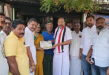 குமாரபாளையம் பகுதியில் வீடு வீடாக சென்று வாக்கு சேகரித்த முன்னாள் அமைச்சர் பி.தங்கமணி