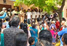 ராசிபுரம் அருகே அரசு பள்ளி ஆசிரியர் பணியிட மாற்றம்: தவறான புகாரின் பேரில் மாற்றம் செய்யப்பட்டதாக பெற்றோர் புகார்- ரத்து செய்யக்கேட்டு பள்ளி முன் போராட்டம்